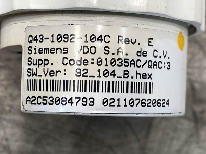Kenworth Q431092104C oil pressure gauge from 2007 Kenworth T800, used - view 7 of 7