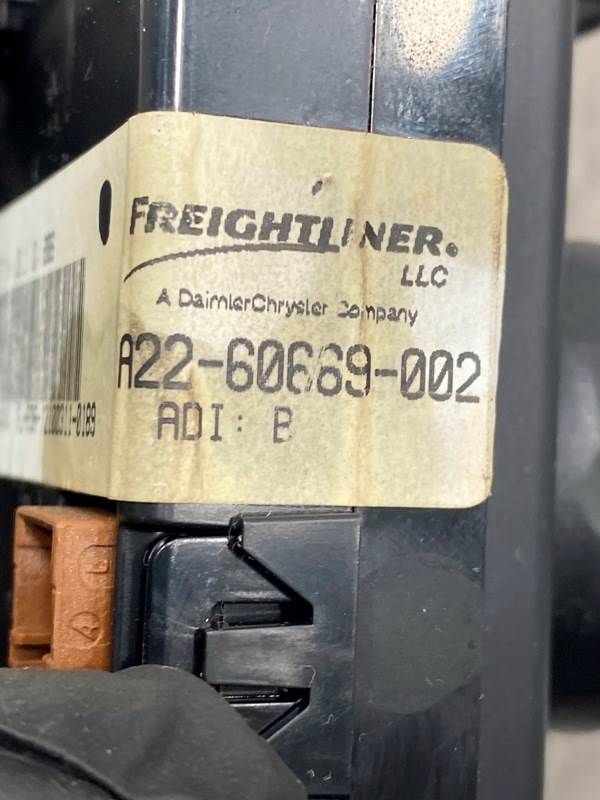 Used Freightliner A22-60669-002 sleeper climate control panel, photo 7
