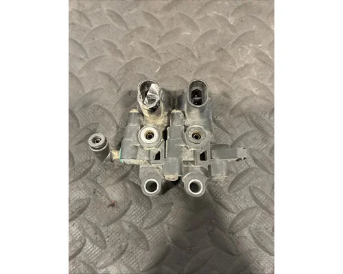 Peterbilt G906119102L60000 solenoid valve module from 2015 Peterbilt 579, used - view 3 of 3