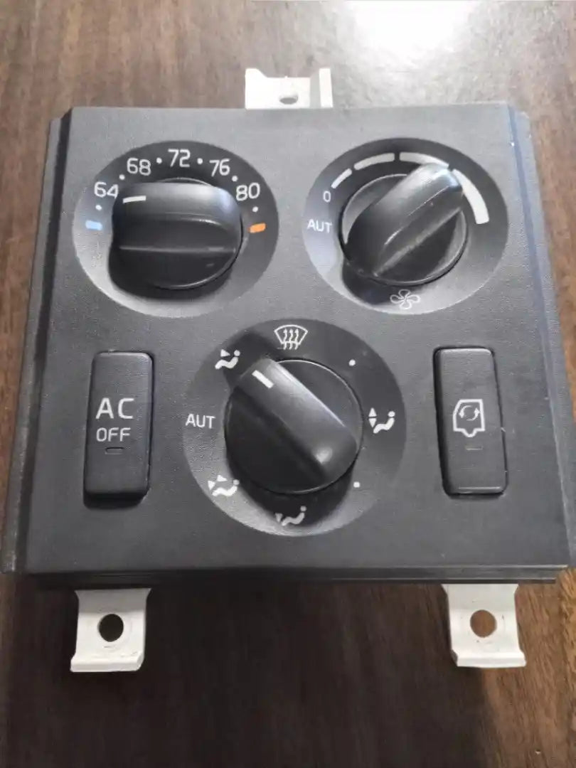 Volvo 21326142 heater control panel from 2013 Volvo VNL, used