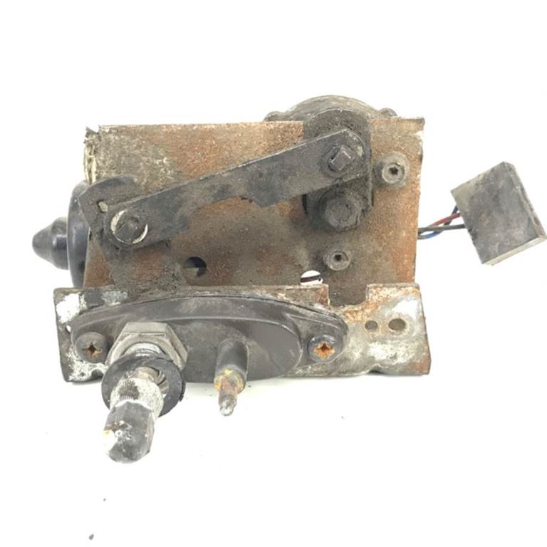 Freightliner 230-1353 windshield wiper motor from 2005 Freightliner MT45, used - view 4 of 4