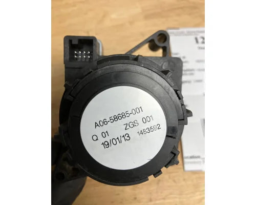 Freightliner A06-58685-001 headlight switch from 2014 Freightliner Cascadia, used - view 4 of 4
