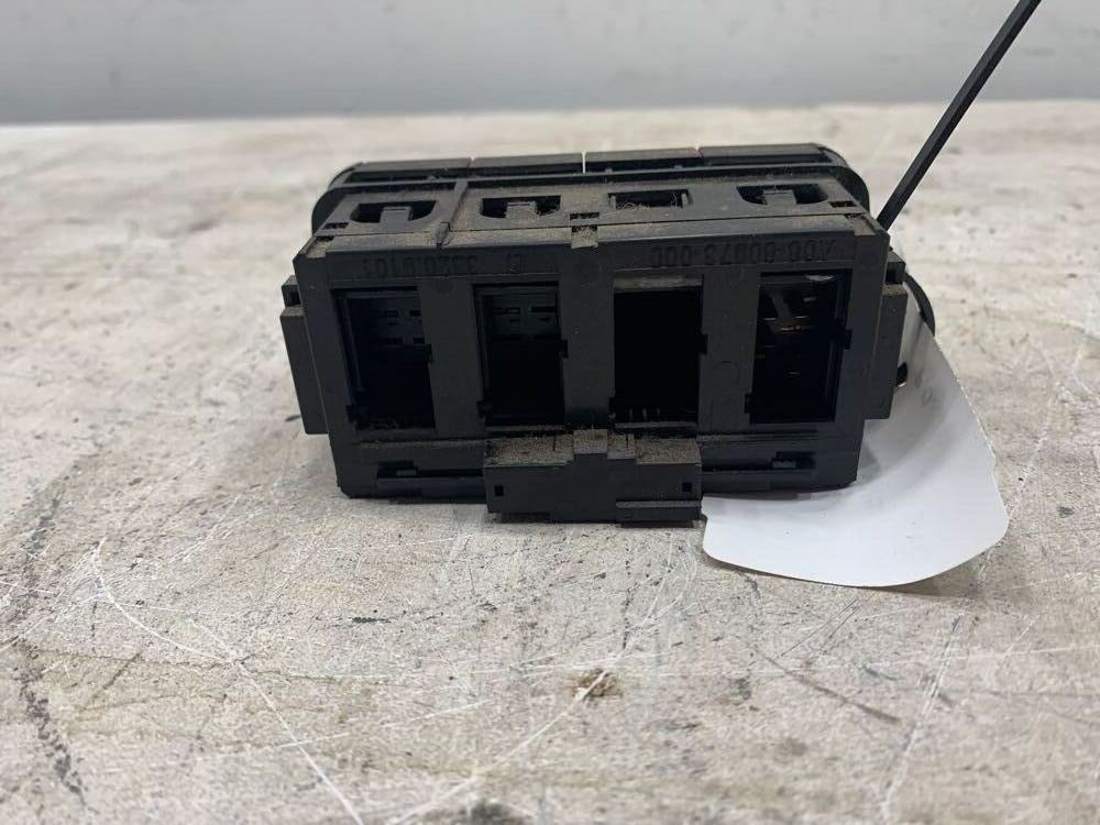 Freightliner A0680973000 switch panel from 2013 Freightliner Cascadia, used - view 4 of 4