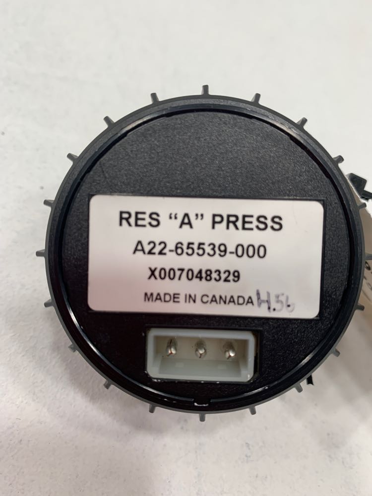 Freightliner A2265539000 air pressure gauge from 2015 Freightliner Cascadia, used - view 2 of 2
