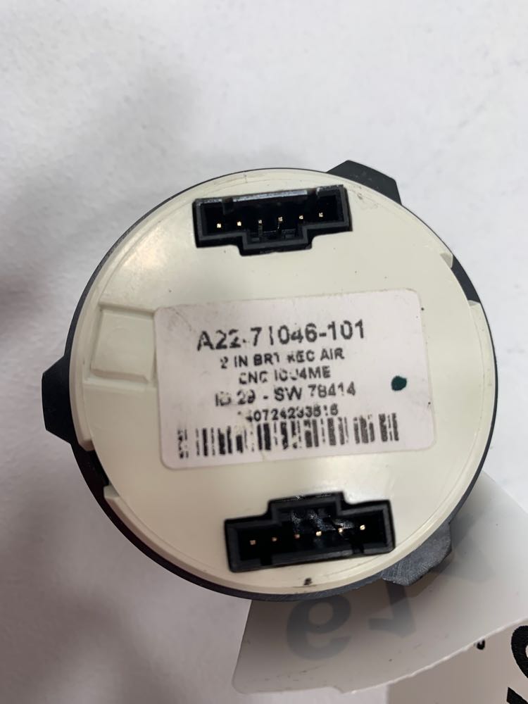 Freightliner A2271046101 air pressure gauge from 2015 Freightliner Cascadia, used - view 2 of 2