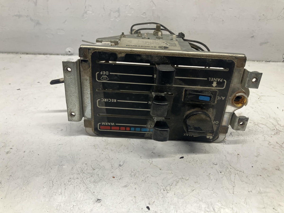 Volvo 758017 heater / A/C temperature control from 1996 Volvo WCA, used