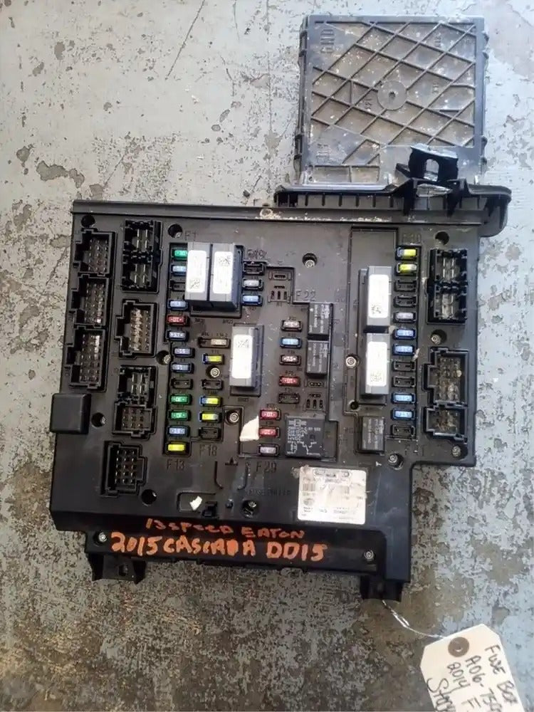 Freightliner Cascadia A06-75981-002 Fuse Box / Power Distribution Panel