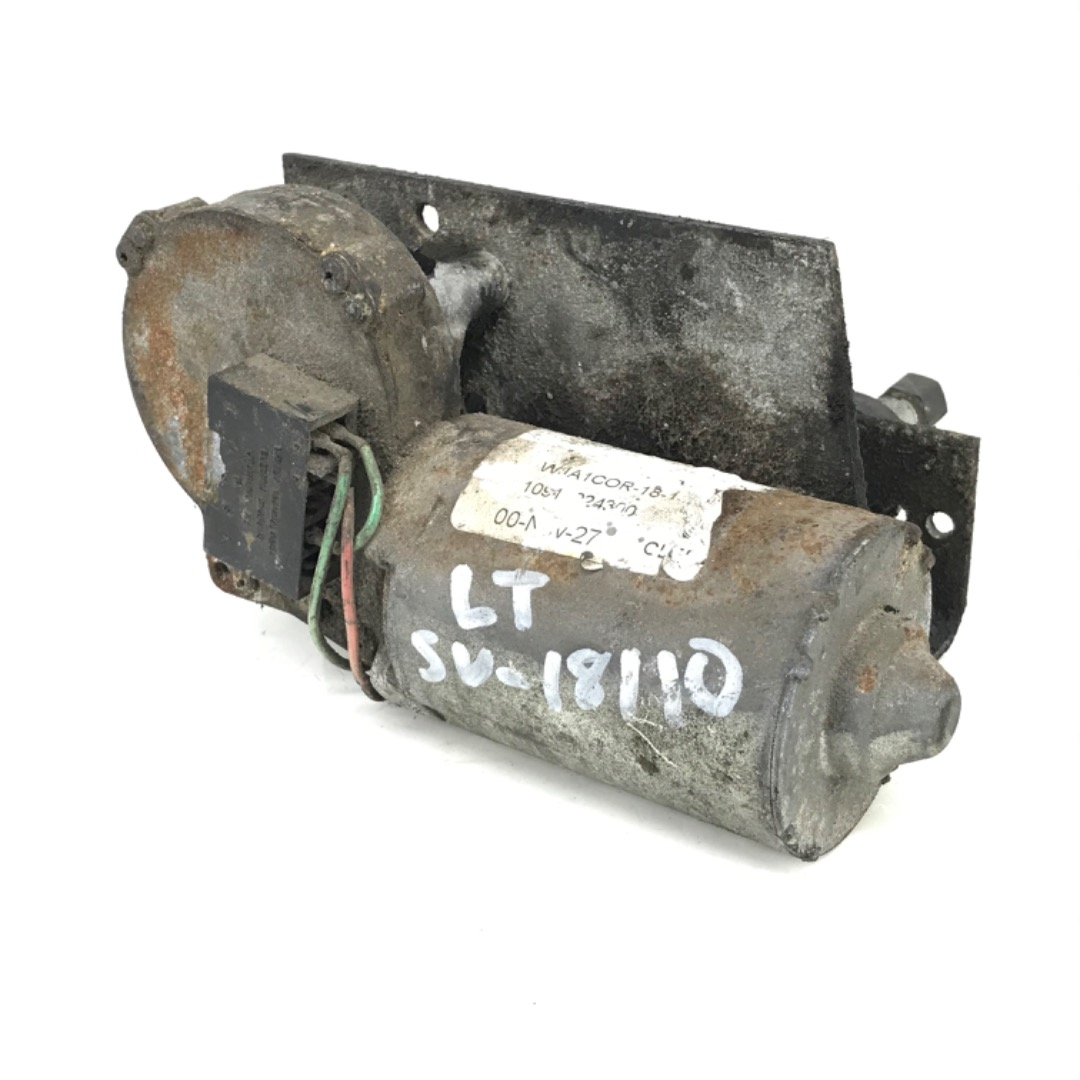 International 1091024300 windshield wiper motor from 2001 International 1652, used