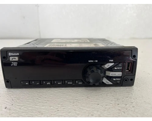 Mack 24137735 AM/FM/WB bluetooth USB radio from 2013 Mack CXU613, used