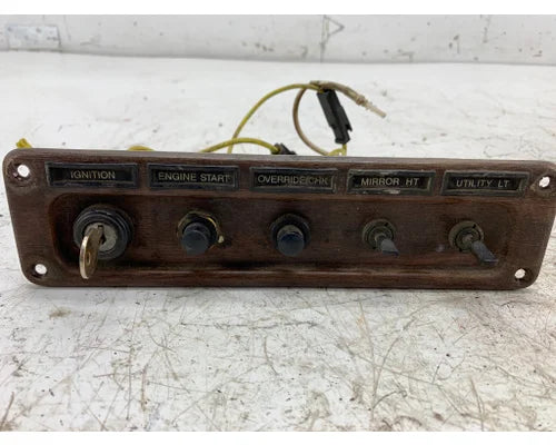 Freightliner 2225265009 dash panel with ignition & switches from 1997 Freightliner Classic XL, used