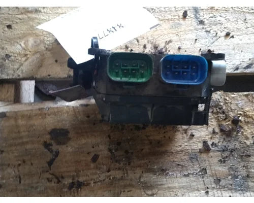 Freightliner A06-46255-006 power distribution module from 2006 Freightliner, used - view 2 of 2