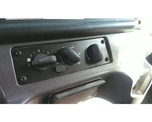 Used Freightliner A22-57054-003 heater & A/C control panel, photo 1