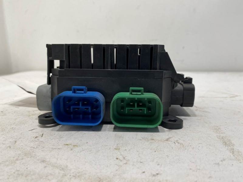 Freightliner A2257157000 fuse block from 2007 Freightliner Columbia, used