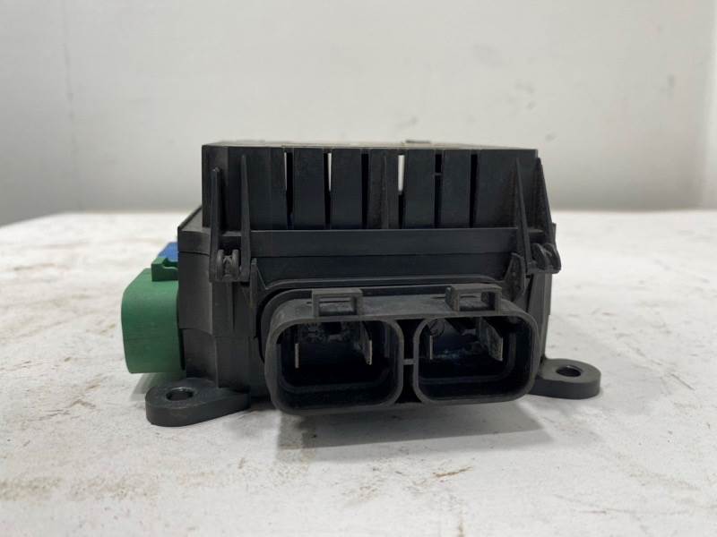 Freightliner A2257157000 fuse block from 2007 Freightliner Columbia, used - view 2 of 5