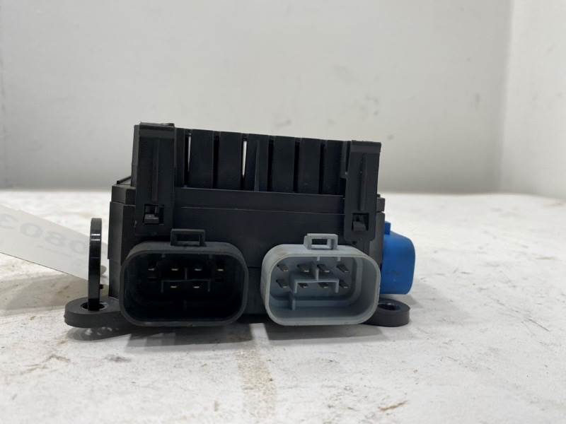 Freightliner A2257157000 fuse block from 2007 Freightliner Columbia, used - view 4 of 5