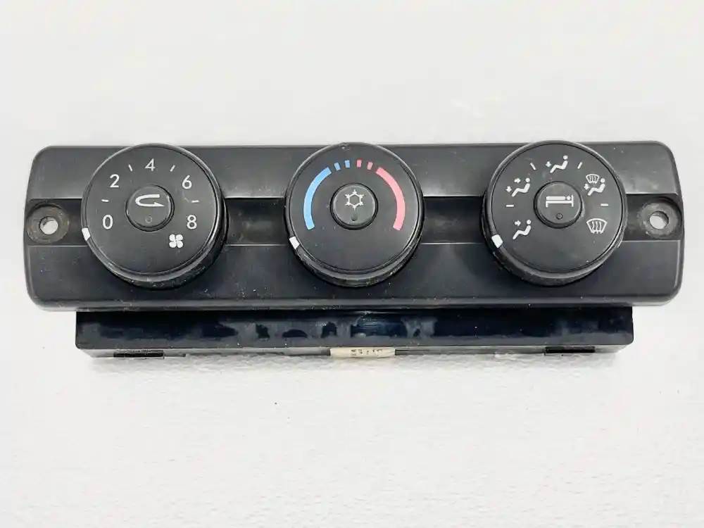 Used Freightliner A22-60645-101 heater & A/C control panel, photo 1