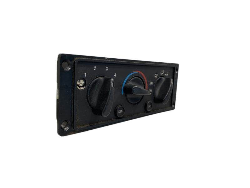 Used International 748030 dash climate control panel, photo 1