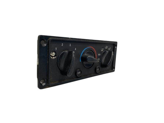 Used International 748030 dash climate control panel, photo 1