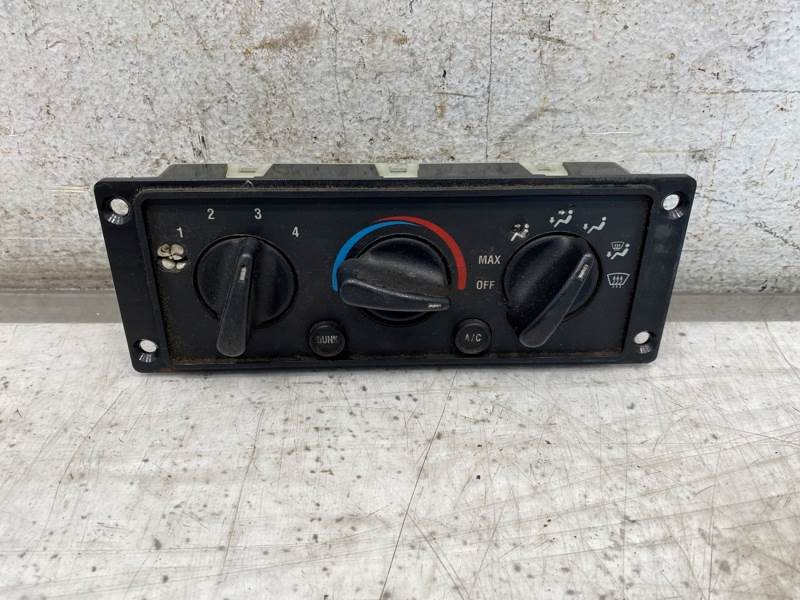 Used International 748030 dash climate control panel, photo 2
