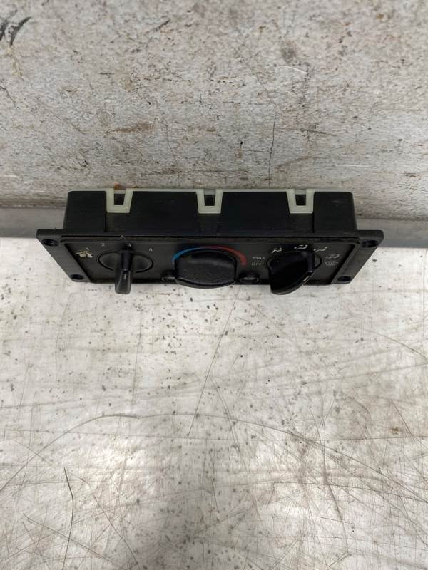Used International 748030 dash climate control panel, photo 5