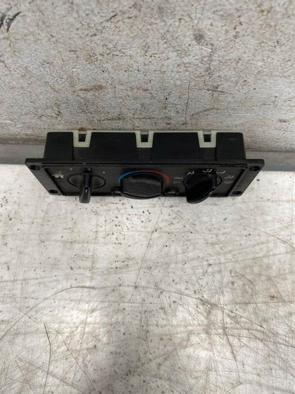 Used International 748030 dash climate control panel, photo 5