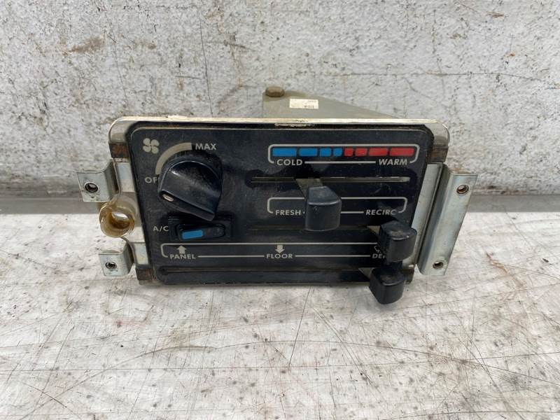 Volvo 758019 climate control panel from 1997 Volvo ACL, used - view 2 of 7