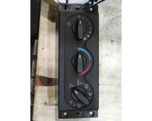 Used International 3545543C5 heater & A/C control panel, photo 1
