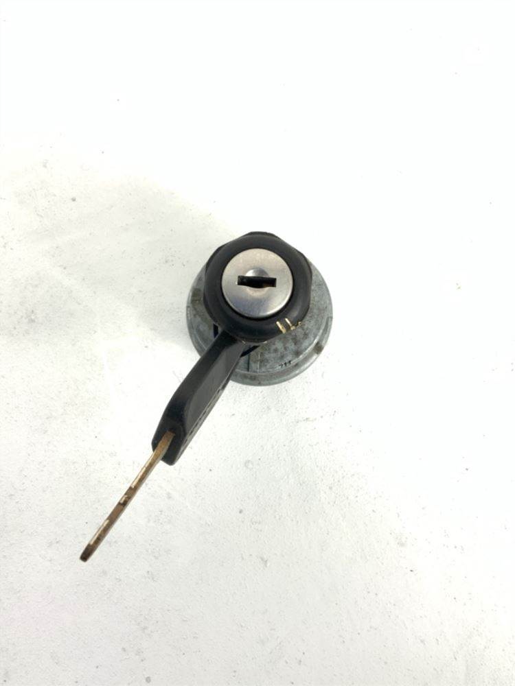 Volvo 21203310 ignition switch with key from 2013 Volvo VNL, used - view 3 of 4