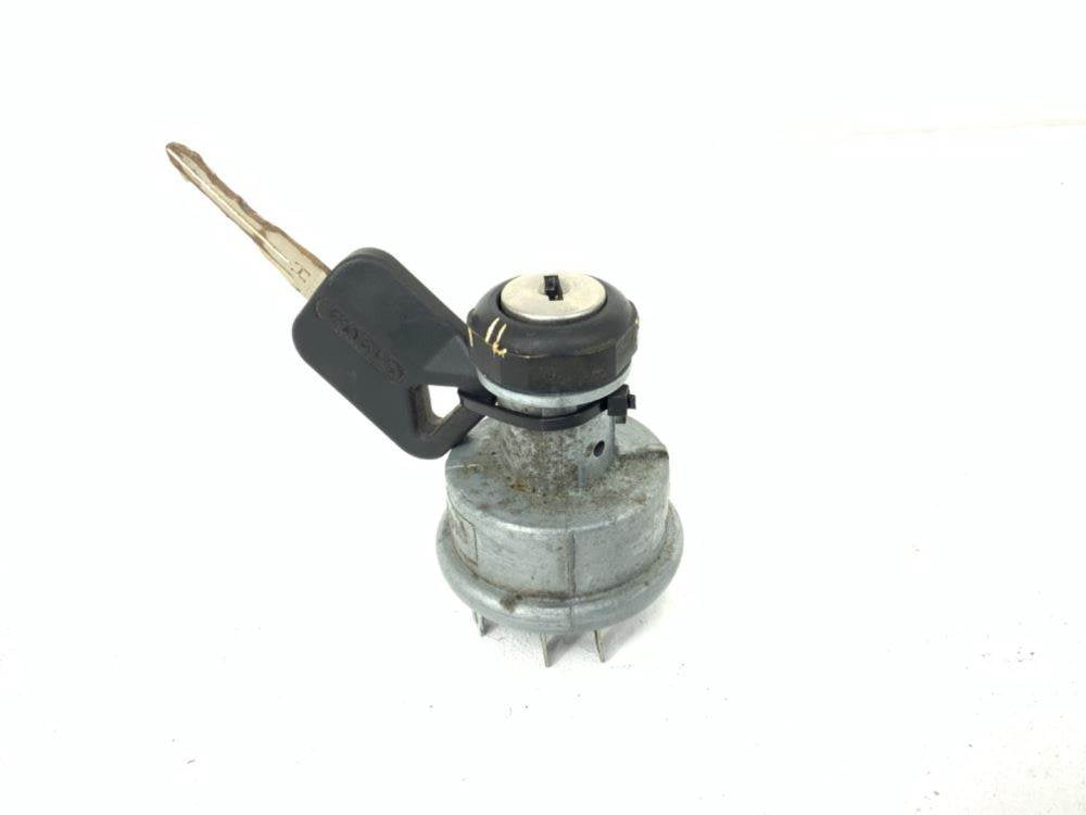 Volvo 21203310 ignition switch with key from 2013 Volvo VNL, used