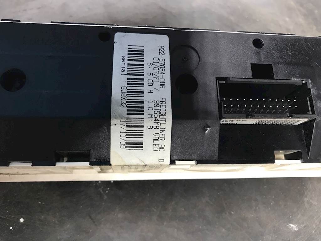 Used Freightliner A22-57054-006 heater & A/C control panel, photo 1