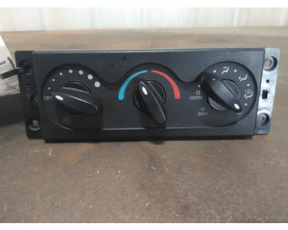 Used International 3827580C1 heater & A/C control panel, photo 1