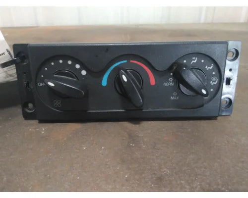 Used International 3827580C1 heater & A/C control panel, photo 1