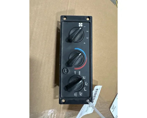 Used International 3518702C93 heater & A/C control panel, photo 1
