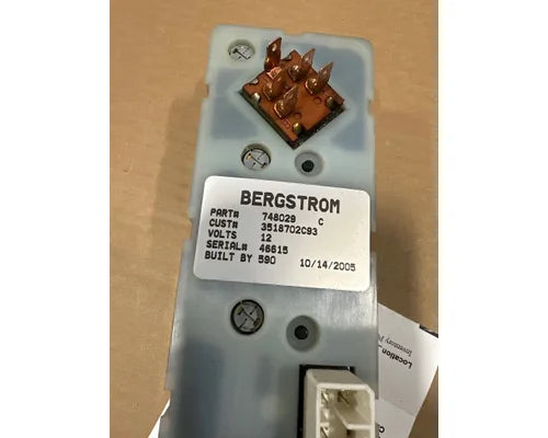 Used International 3518702C93 heater & A/C control panel, photo 2