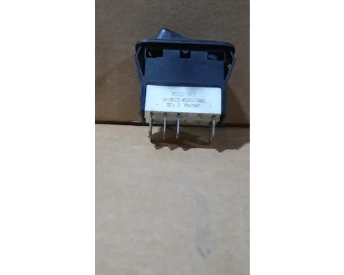 Peterbilt 16-091218C8EEF2A11 engine brake On/Off switch from 2009 Peterbilt 386, used - view 2 of 3