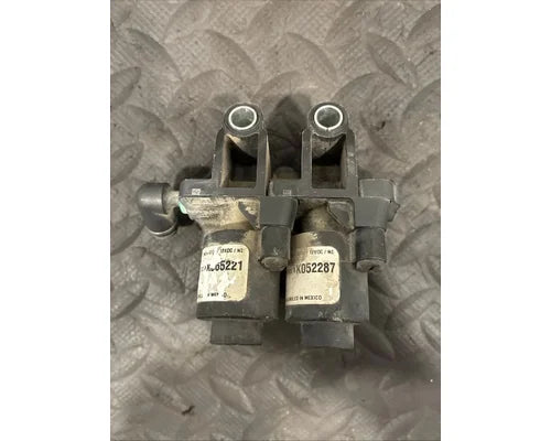 Peterbilt G906119102L60000 solenoid valve module from 2015 Peterbilt 579, used - view 2 of 3