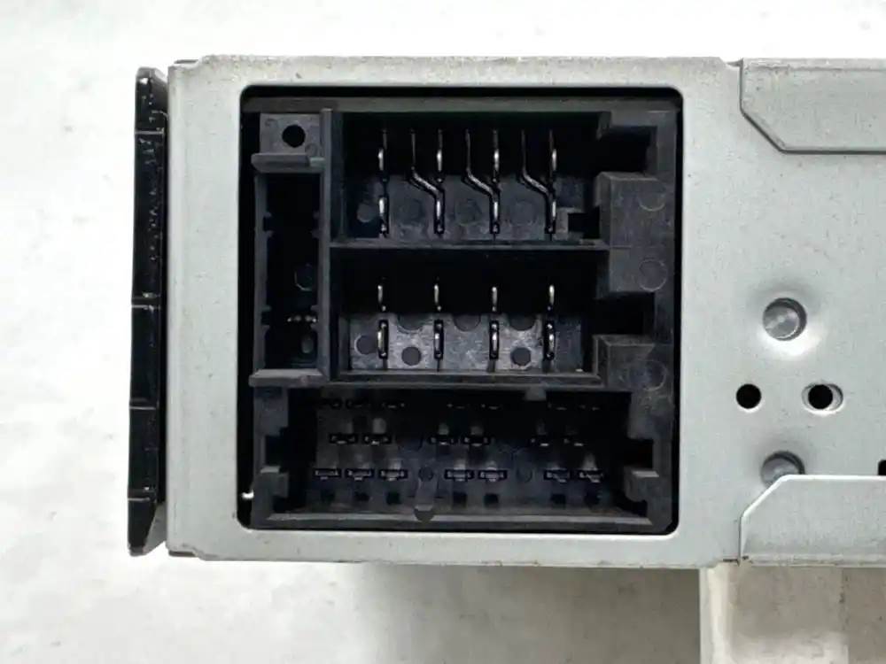 Used Freightliner 24076727 AM/FM/WB/CD bluetooth radio, photo 2