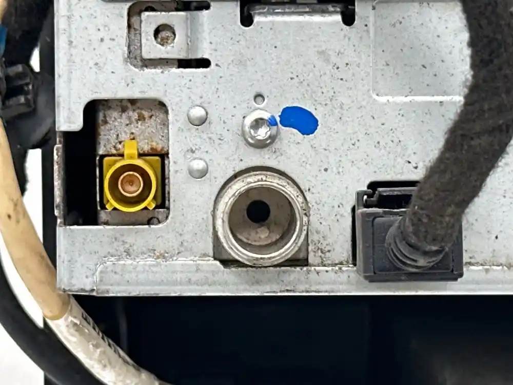 Mack 21889625 AM/FM/WB/CD bluetooth radio from 2015 Mack CXU613, used - view 4 of 5