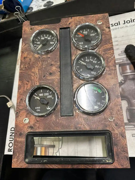 Used International 3592552C91 instrument cluster