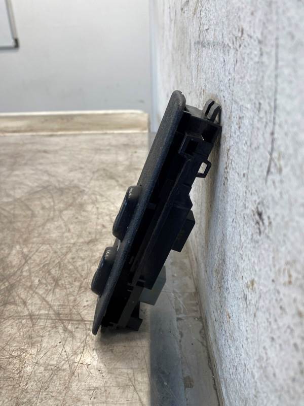 Freightliner 16915482 power window switch (RH) from 2015 Freightliner Cascadia 125, used - view 3 of 7