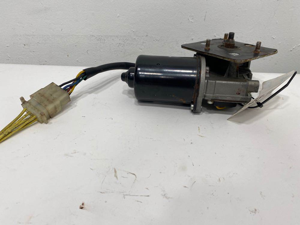 Freightliner E006089 windshield wiper motor from 2000 Freightliner FL70, used - view 3 of 4