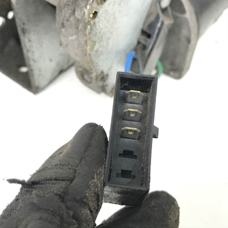 International 230-1002 windshield wiper motor from 2001 International 1652, used - view 3 of 4