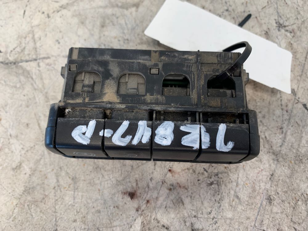 Freightliner 0660973000 switch panel from 2015 Freightliner Cascadia, used - view 2 of 6