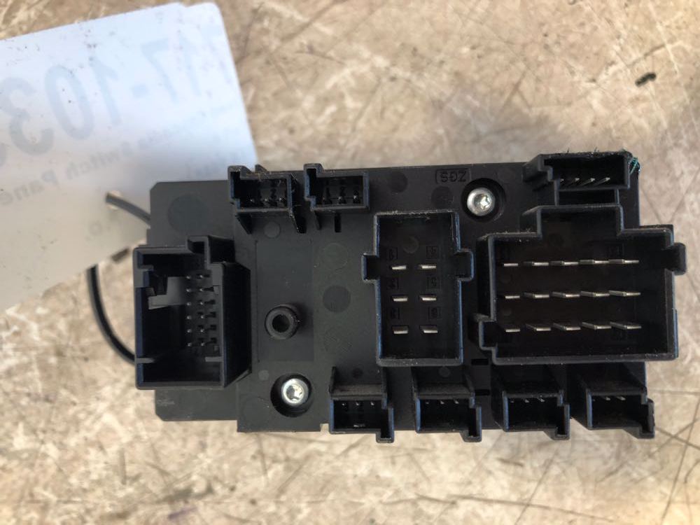 Freightliner 0666443002 switch panel from 2014 Freightliner Cascadia, used - view 4 of 5