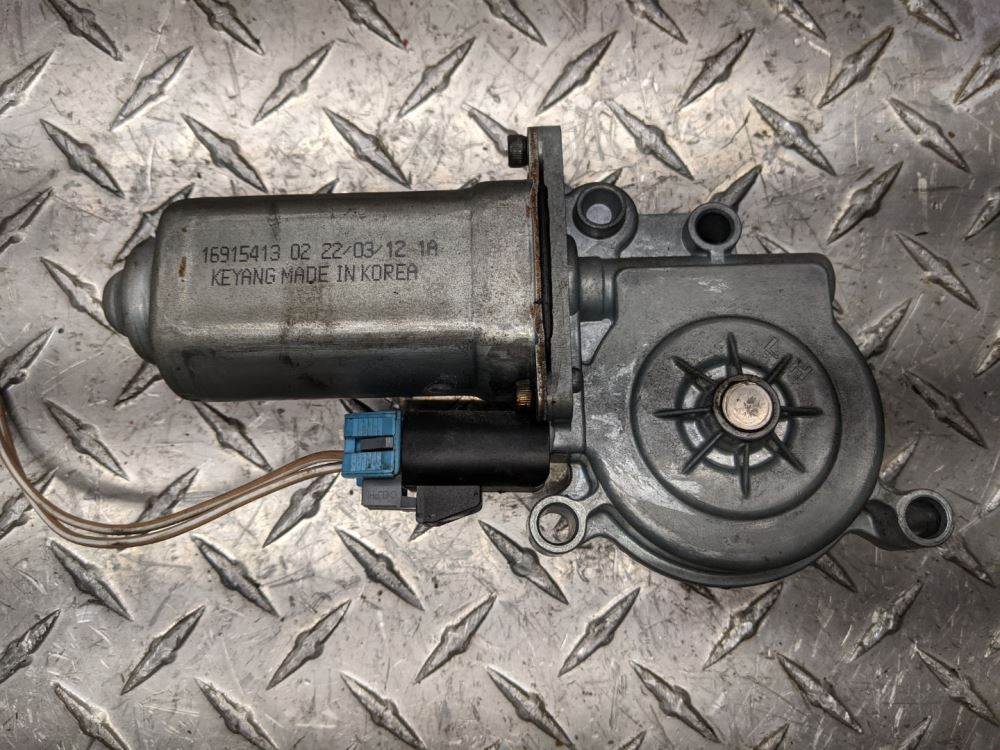 Freightliner 16915413 power window motor (LH) from 2013 Freightliner Cascadia 125, used - view 2 of 6