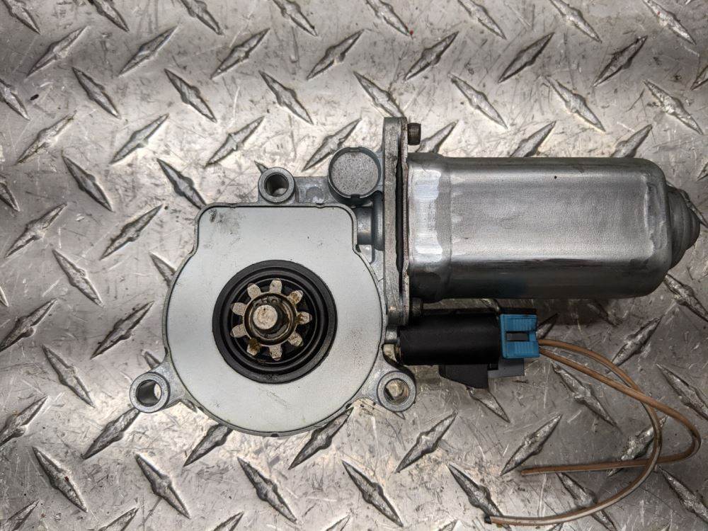 Freightliner 16915413 power window motor (LH) from 2013 Freightliner Cascadia 125, used - view 3 of 6