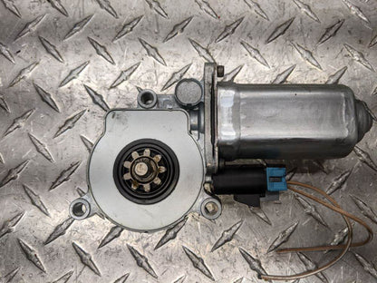 Freightliner 16915413 power window motor (LH) from 2013 Freightliner Cascadia 125, used - view 3 of 6
