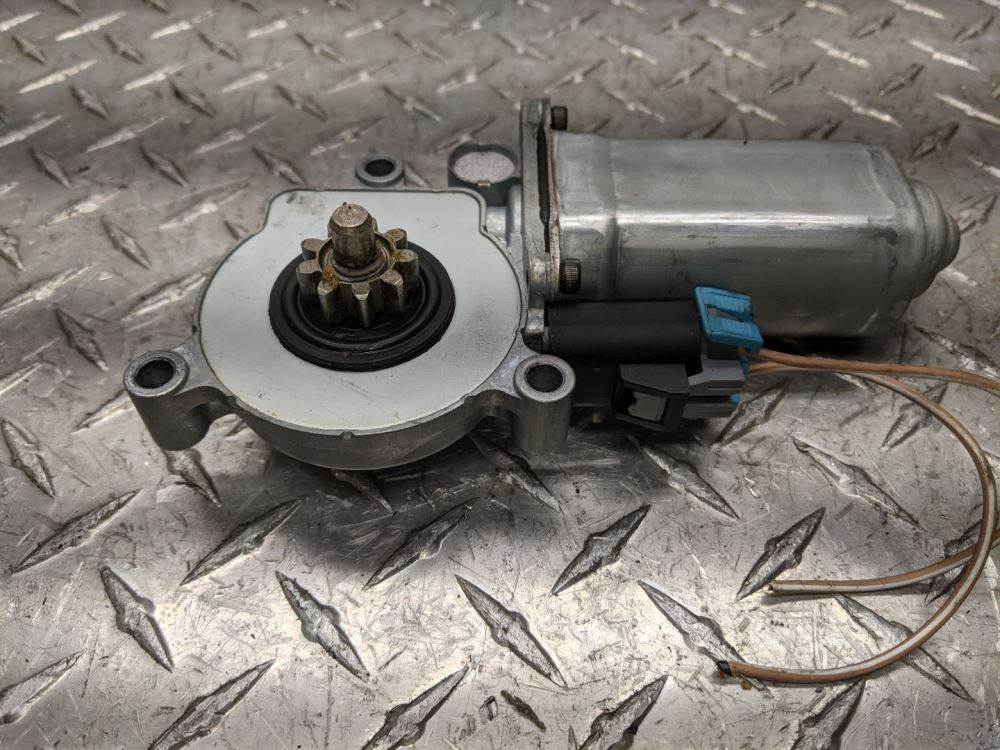 Freightliner 16915413 power window motor (LH) from 2013 Freightliner Cascadia 125, used - view 4 of 6