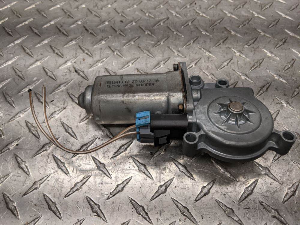 Freightliner 16915413 power window motor (LH) from 2013 Freightliner Cascadia 125, used - view 5 of 6