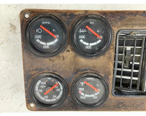 Freightliner 22-32029-004 instrument cluster (4 gauge) from 2006 Freightliner, used
